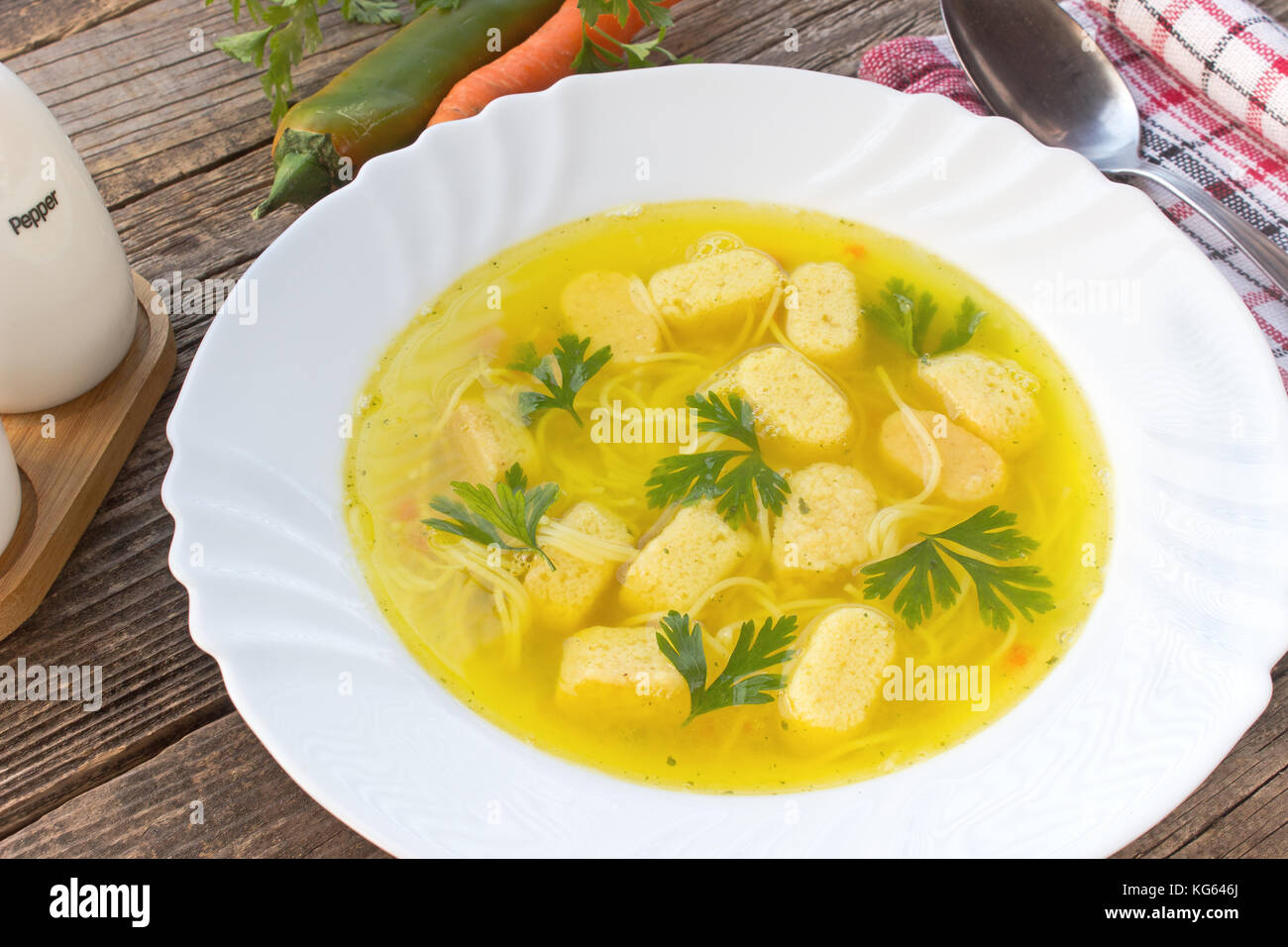 Hühnersuppe mit Nudeln in der Platte auf dem Tisch Stockfoto