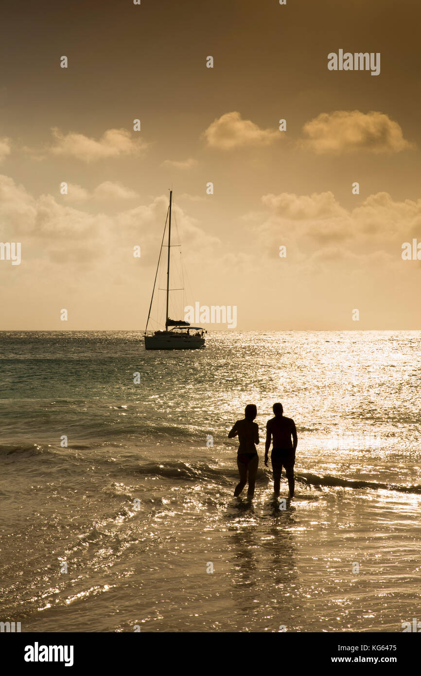 Die Seychellen, Praslin, Anse Georgette, Strand im Meer bei Sonnenuntergang Silhouette Stockfoto