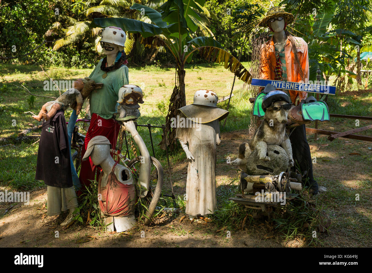 Die Seychellen, La Digue, Volkskunst, junk Skulptur entworfen, Besucher aus landwirtschaftlichen Flächen halten Stockfoto