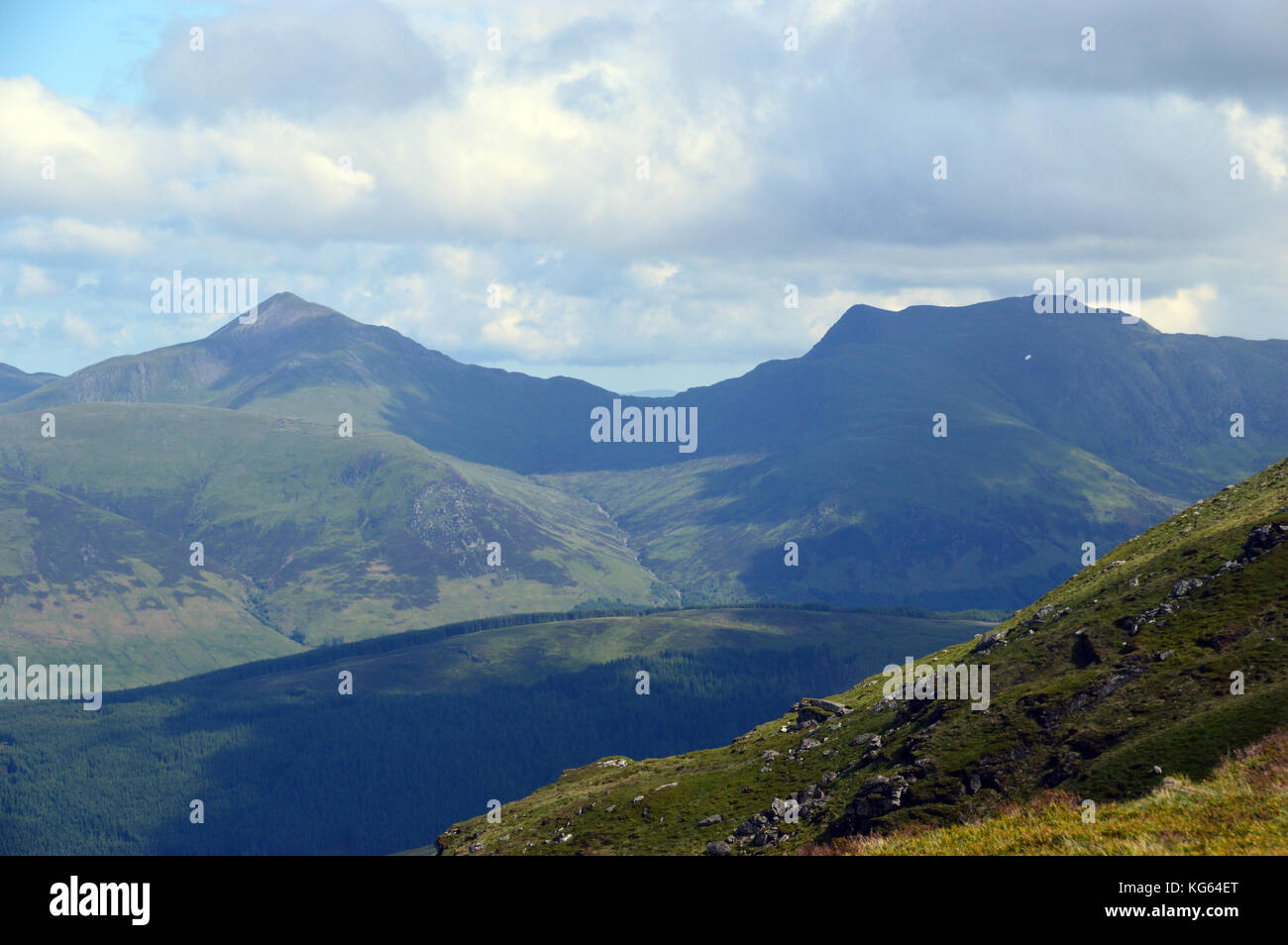 Die munros Ben vorlich & stuc ein 'chroin aus nahe dem Gipfel des schottischen Berge Corbett meall Eine t-seallaidh, Scottish Highlands. Stockfoto