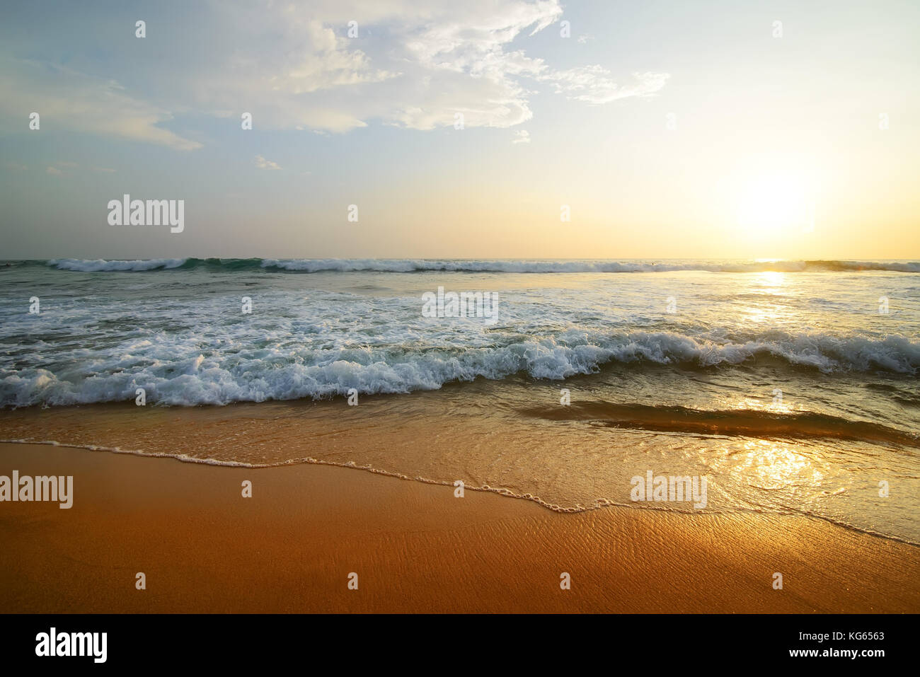 Wellenförmige Wolken über dem Indischen Ozean bei Sonnenuntergang Stockfoto