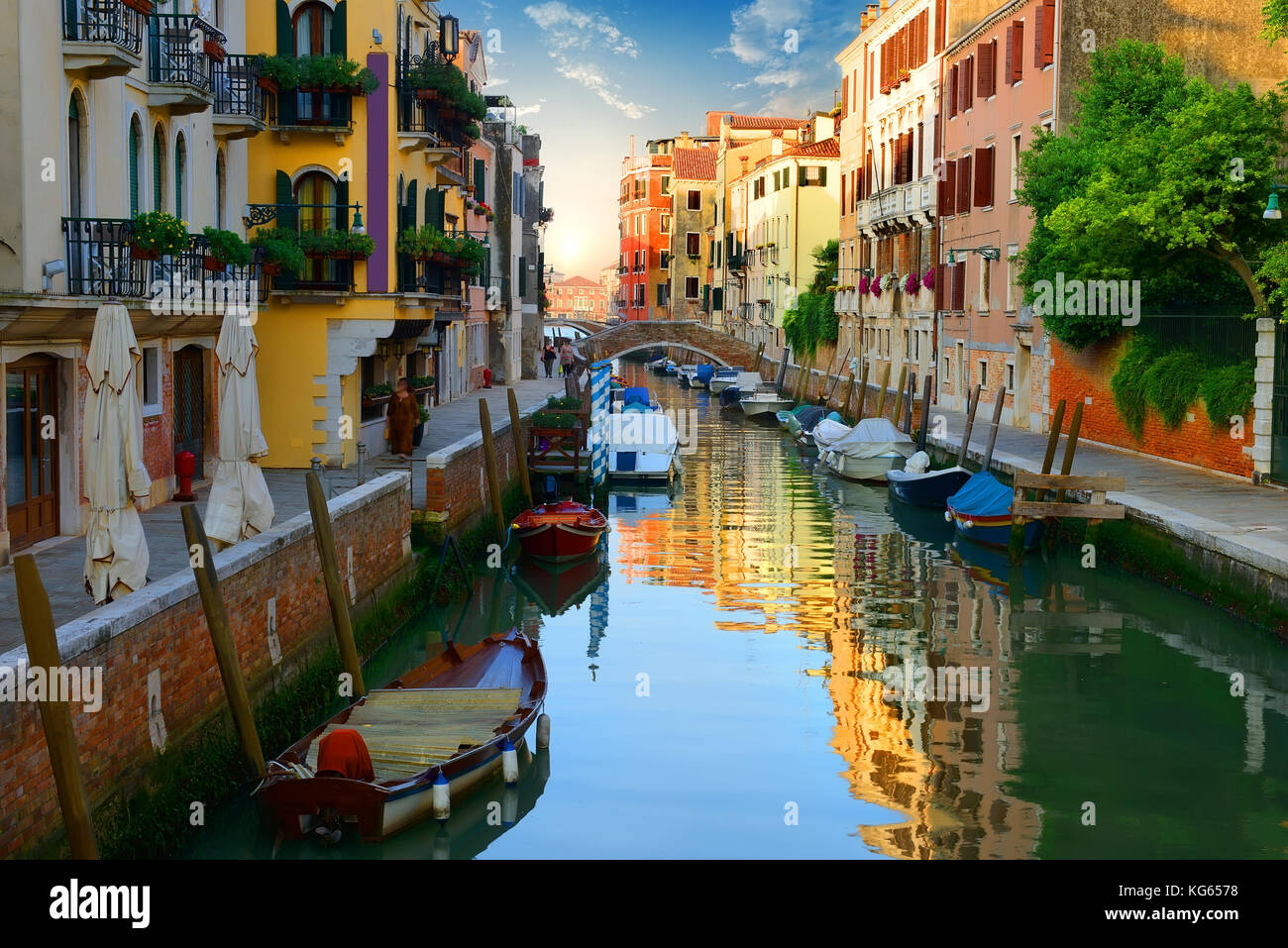 Boote in engen venezianischen Wasser Kanal, Italien Stockfoto