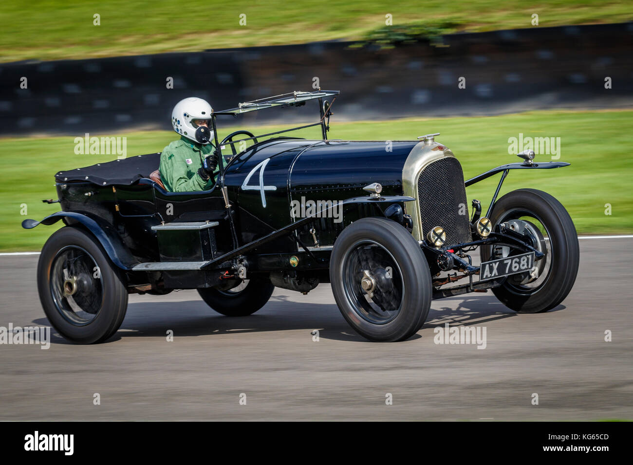 1925 Bentley Speed Model mit Fahrer Ben Collings während des Brooklands Trophy Rennens beim Goodwood Revival Meeting 2017 in Sussex, Großbritannien. Stockfoto