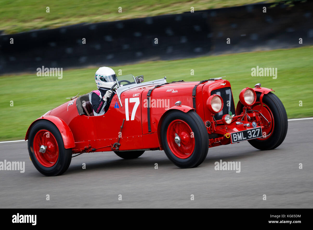 1934 Aston Martin Ulster mit Fahrerin Holly Mason-Franchitti während des Brooklands Trophy-Rennens beim Goodwood Revival Meeting 2017 in Sussex, Großbritannien. Stockfoto