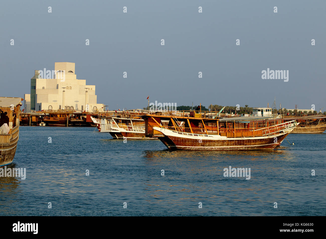 Doha, Katar - 4. November 2017: Blick von der Corniche in Doha Bucht von Dhows und das Museum für islamische Kunst. Stockfoto