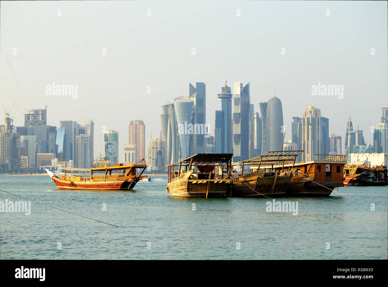 Doha, Katar - November 4, 2017: Blick über die Bucht von Doha. das Image der Emir über einen Turm auf der linken Seite wegen der gcc-Krise verputzt ist. Stockfoto