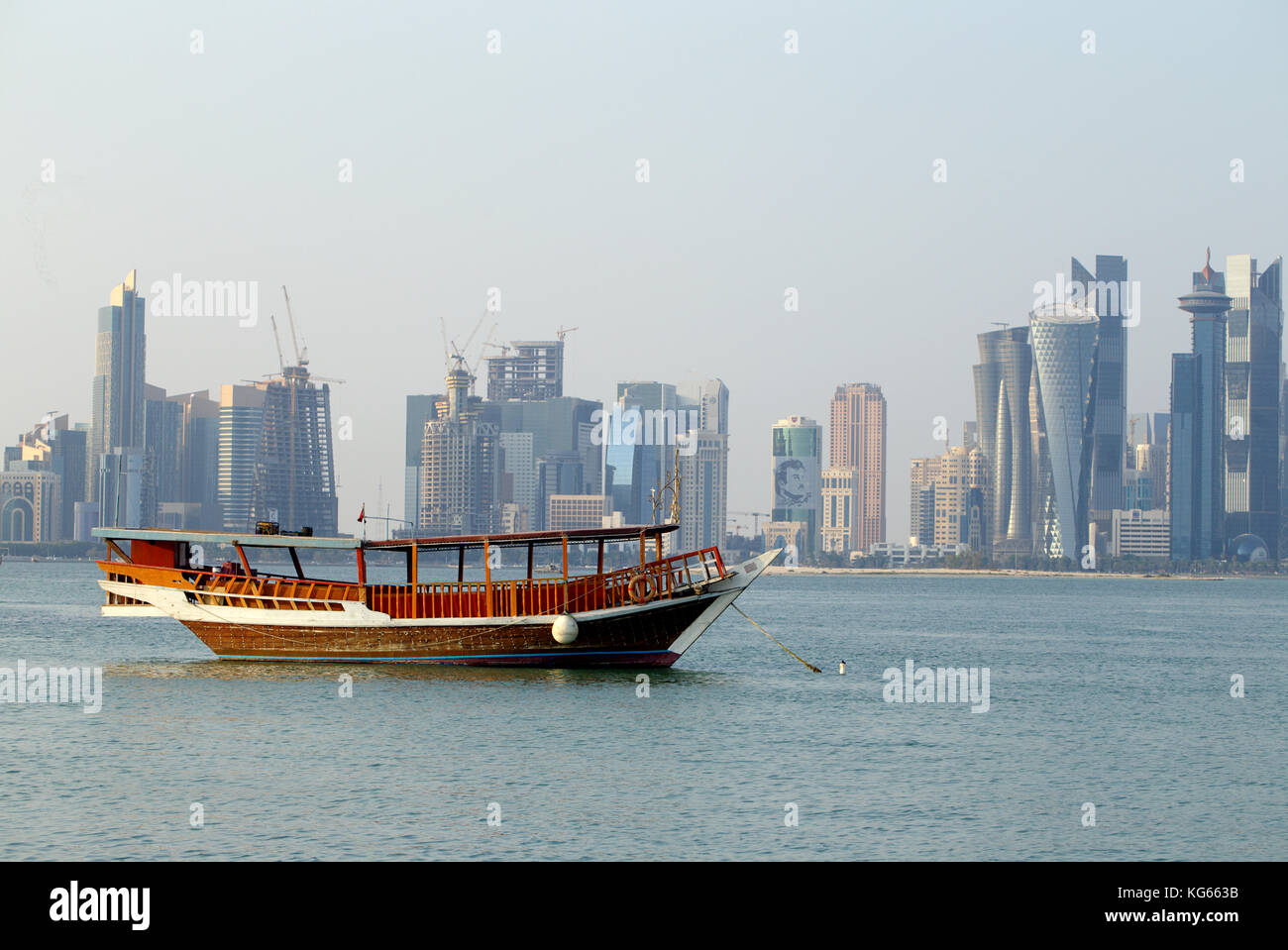 Doha, Katar - November 4, 2017: Blick über die Bucht von Doha. das Image der Emir ist auf einem Turm über den Bug, weil der gcc-Krise Stockfoto