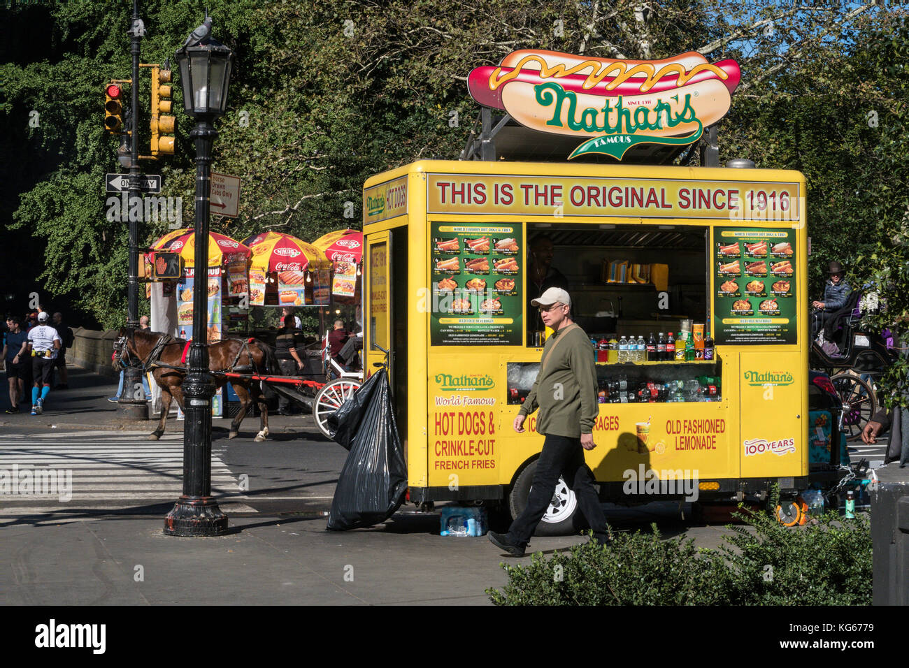 Nathan's Famous Hot Dogs & Crinkle-Cut French Fries Food Cart, NYC, USA Stockfoto