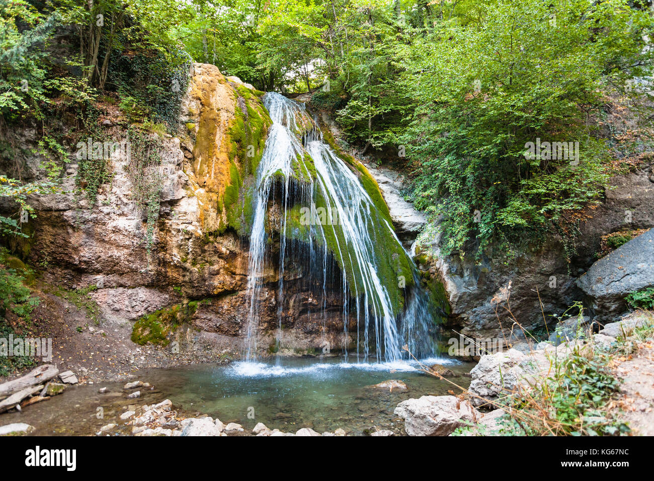 Reise auf die Krim-east-uzen Fluss mit djur - djur Wasserfall haphal Schlucht von habhal hydrologischen finden Naturpark in Krimberge im septemb Stockfoto