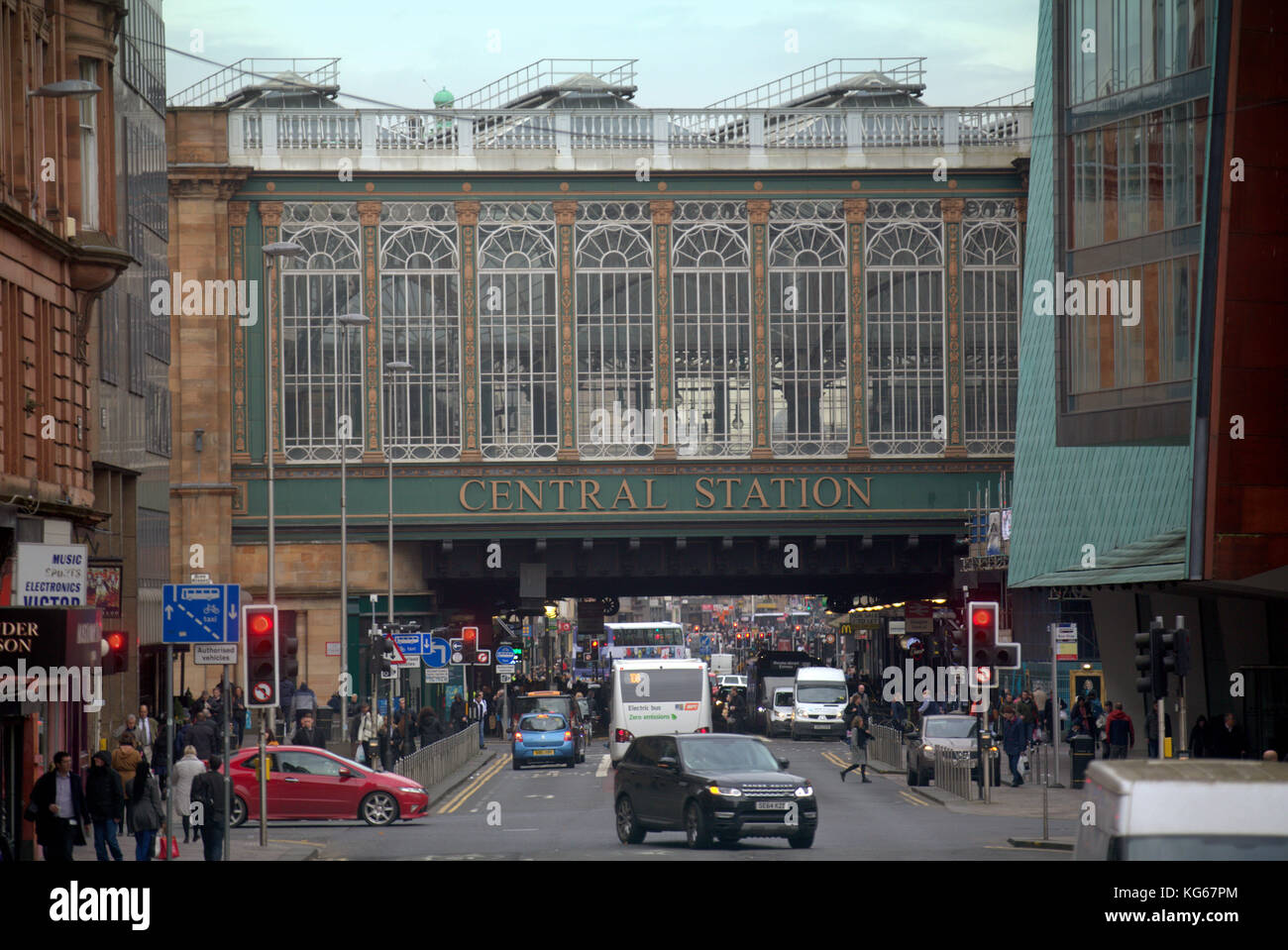 Hauptbahnhof highlanders Regenschirm Argyle Street Glasgow Verkehr und Fußgänger Stockfoto