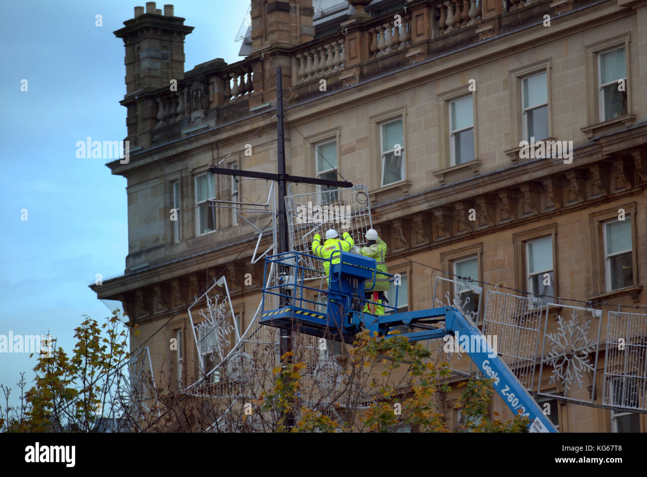 Die Mitarbeiter des Stadtrates signalisieren die Ankunft der Festtage, während sie die Dekoration für die weihnachtsbeleuchtung auf dem George Square vorbereiten. Stockfoto