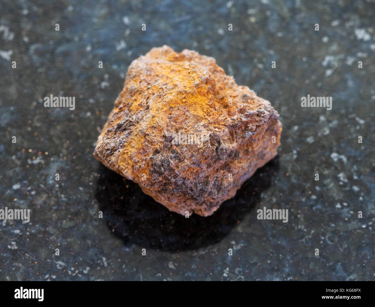 Makroaufnahmen von natürlichen Mineralgestein Muster - grobe Limonit (Eisenerz) Stein auf dunklem Granit Hintergrund Stockfoto