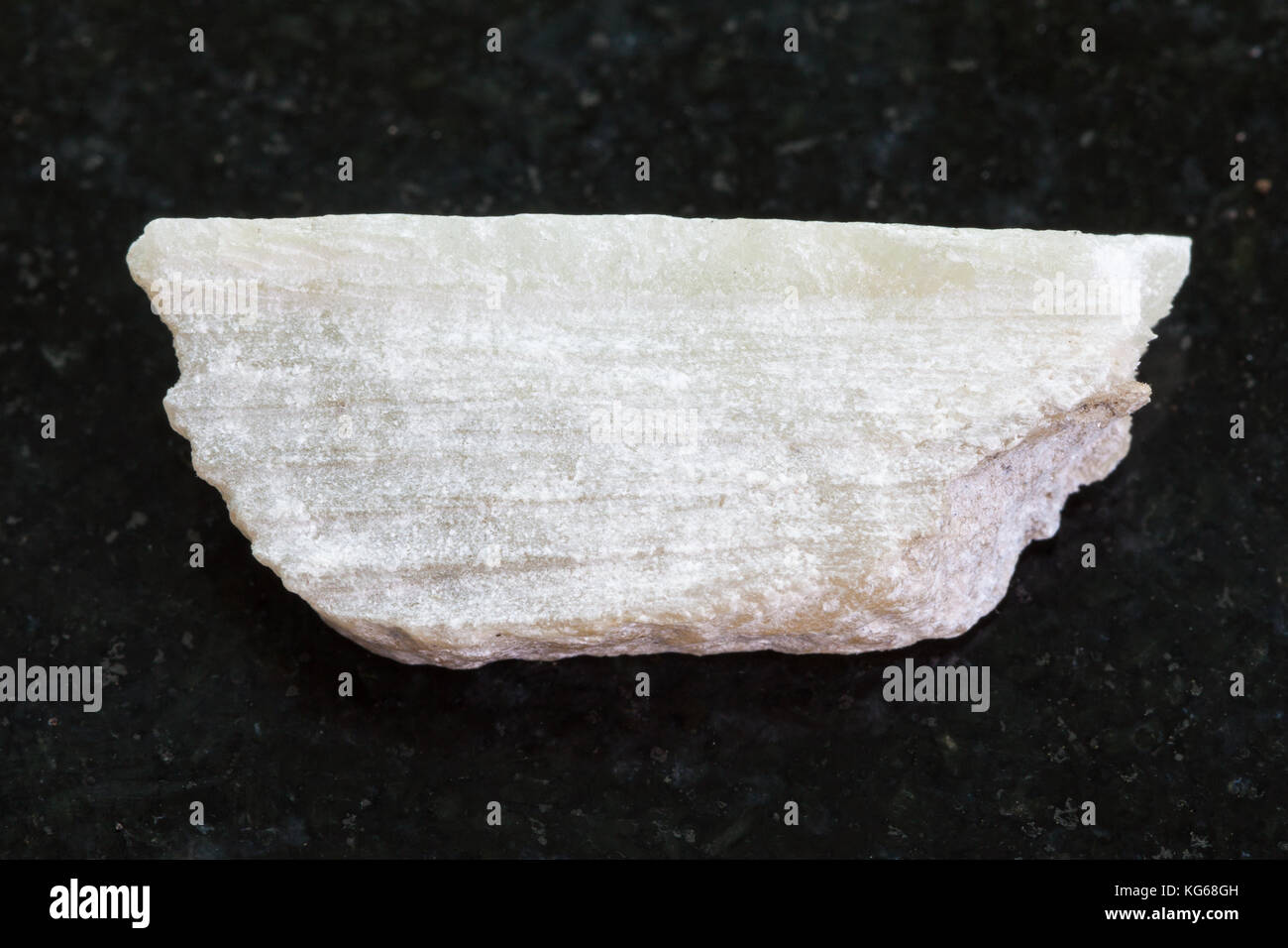 Makroaufnahmen von natürlichen Mineralgestein Muster - grobe Talkum Stein auf dunklem Granit Hintergrund Stockfoto