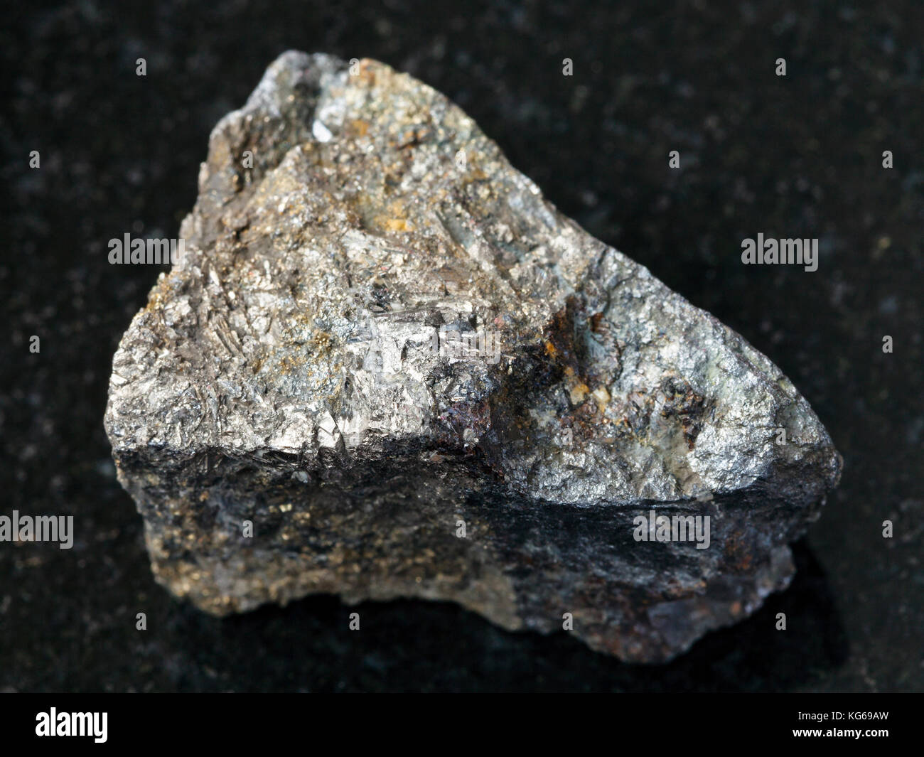 Makroaufnahmen von natürlichen Mineralgestein Muster - Grobe arsenopyrit Stein auf dunklem Granit Hintergrund aus zabaykalsky Krasnodar, Russland Stockfoto