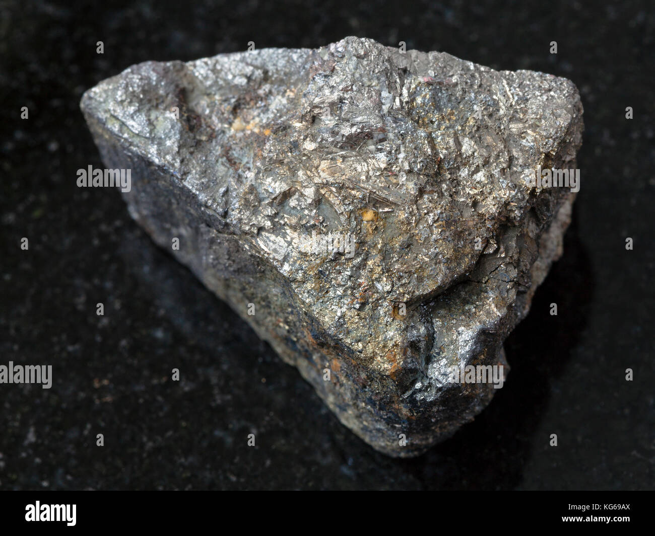 Makroaufnahmen von natürlichen Mineralgestein Muster - raw Arsenopyrit Stein auf dunklem Granit Hintergrund aus zabaykalsky Krasnodar, Russland Stockfoto