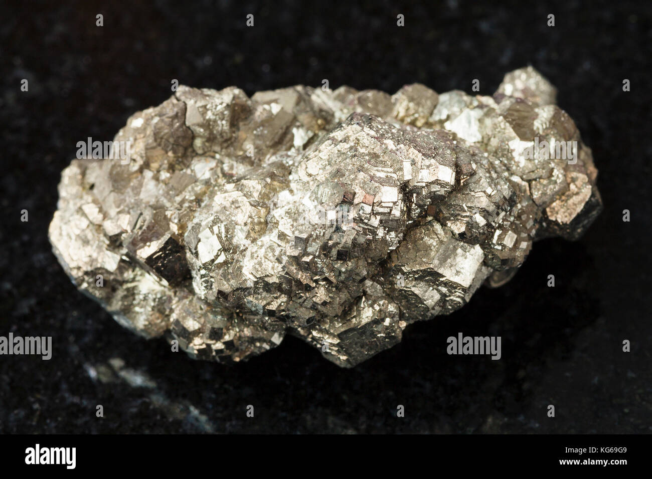 Makroaufnahmen von natürlichen Mineralgestein Muster - raw Markasit Stein (weiß Eisensulfid) auf dunklem Granit Hintergrund aus belorechenskoye Mine, Nord Stockfoto