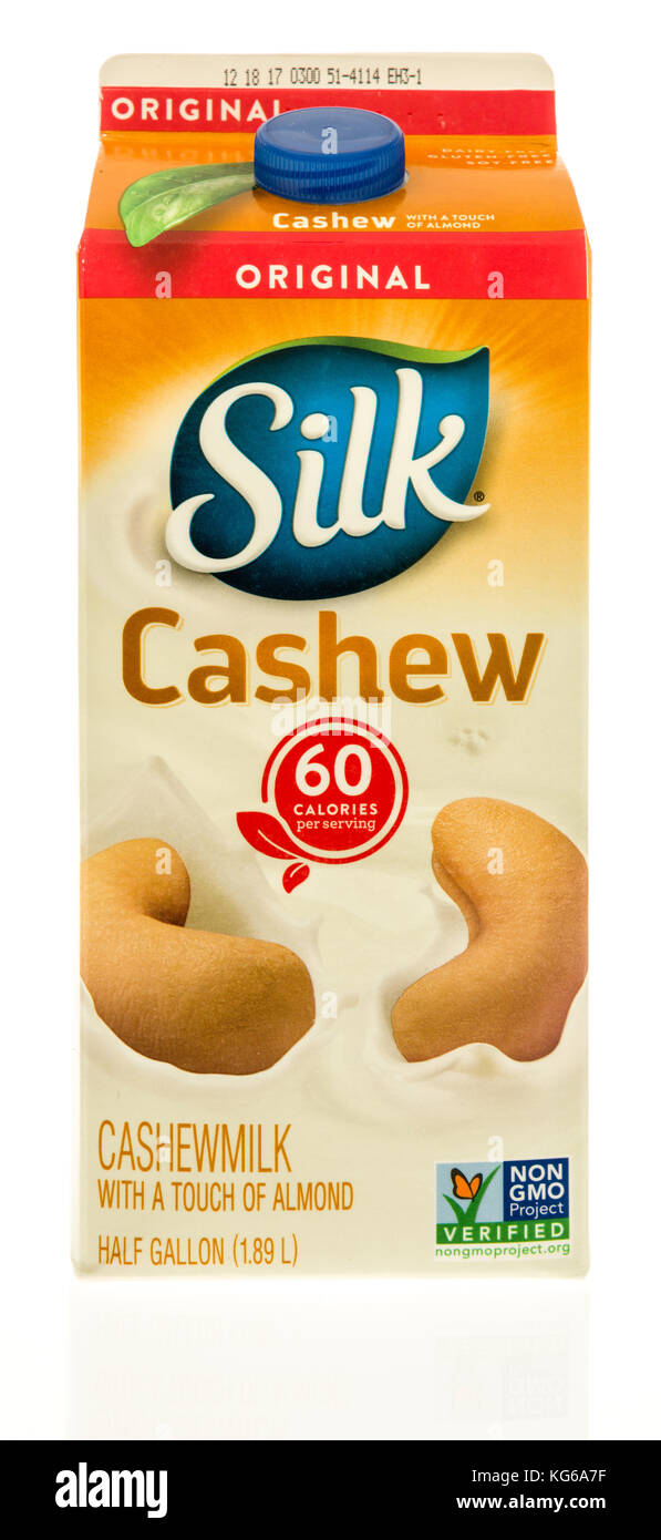 Winneconne, WI - 31. Oktober 2017: Ein Karton Seide Cashew Milch auf einem isolierten Hintergrund. Stockfoto