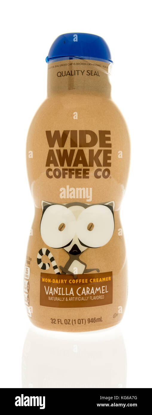 Winneconne, WI - 31. Oktober 2017: Eine Flasche hellwach Kaffee Unternehmen Kaffee-Kaffeesahne auf einem isolierten Hintergrund. Stockfoto