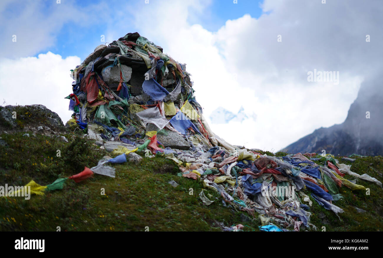 Gedenkstein, himalayan Friedhof von Gebetsfahnen, Everest Base Camp trek lobuche nach Gorak Shep, Nepal Stockfoto
