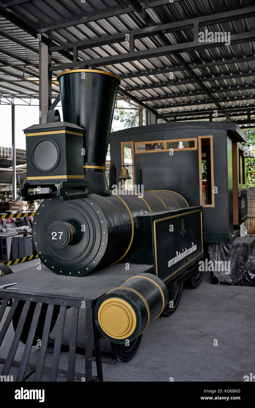 Dampfzug. Holz Nachbildung eines alten WW2 Dampfzug, wie in Kanchanaburi verwendet, um die Death Railway zu bauen. Thailand Stockfoto