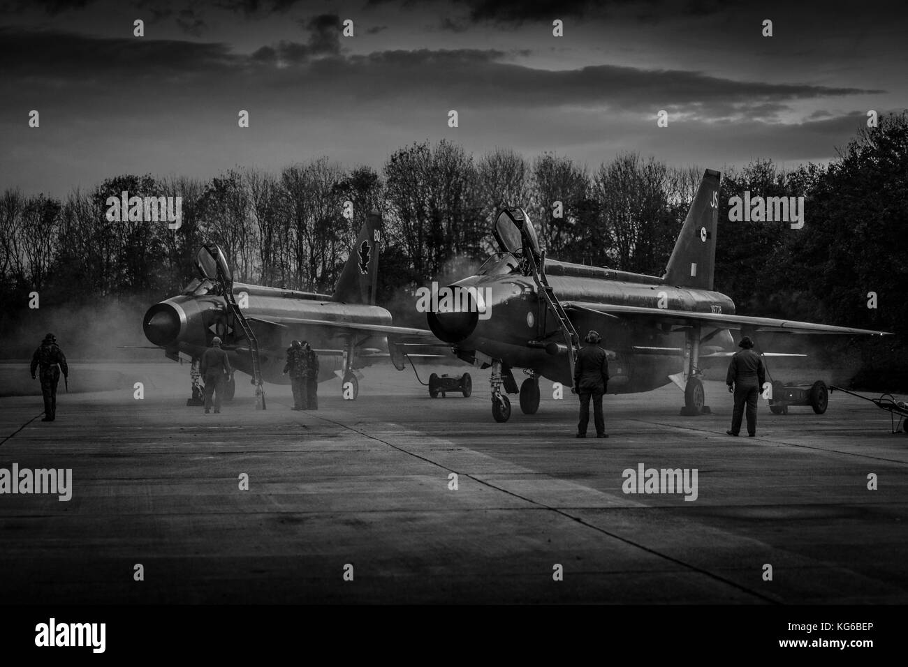 English Electric Lightning Flugzeuge geschossen in der Nacht im Rahmen einer Abendveranstaltung im November 2017, Bruntingthorpe, Leicestershire, Großbritannien Stockfoto