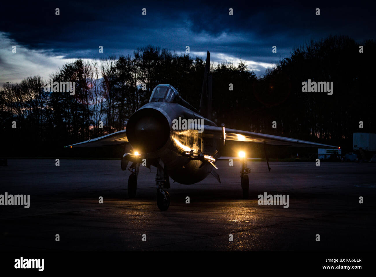 English Electric Lightning Flugzeuge geschossen in der Nacht im Rahmen einer Abendveranstaltung im November 2017, Bruntingthorpe, Leicestershire, Großbritannien Stockfoto