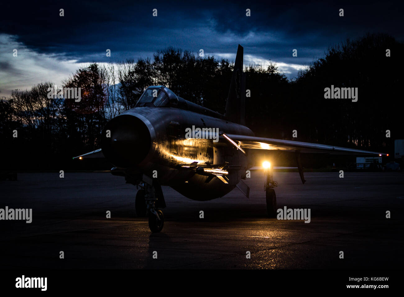 English Electric Lightning Flugzeuge geschossen in der Nacht im Rahmen einer Abendveranstaltung im November 2017, Bruntingthorpe, Leicestershire, Großbritannien Stockfoto
