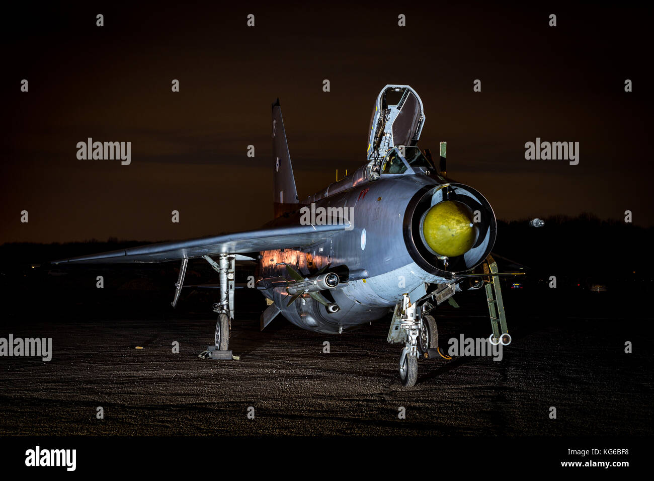 English Electric Lightning Flugzeuge geschossen in der Nacht im Rahmen einer Abendveranstaltung im November 2017, Bruntingthorpe, Leicestershire, Großbritannien Stockfoto