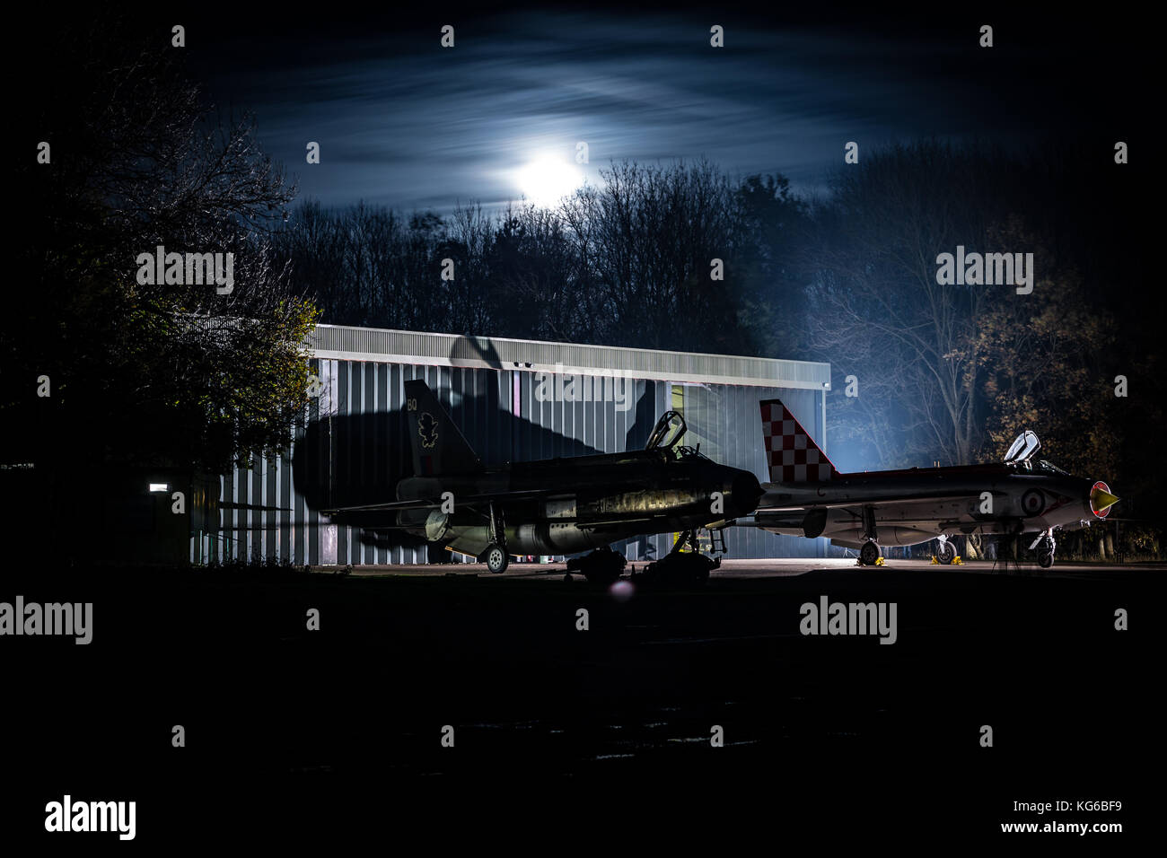 English Electric Lightning Flugzeuge geschossen in der Nacht im Rahmen einer Abendveranstaltung im November 2017, Bruntingthorpe, Leicestershire, Großbritannien Stockfoto