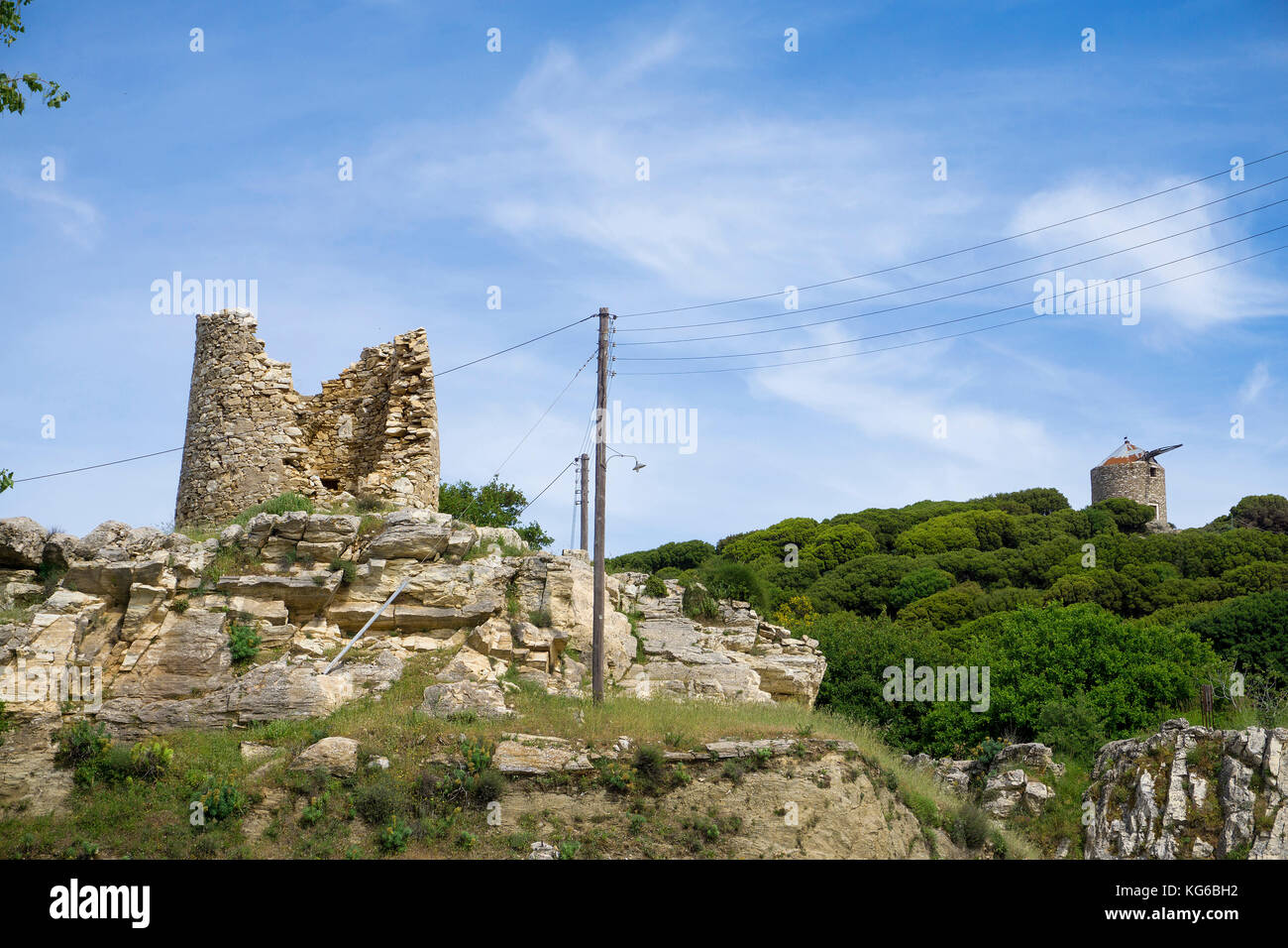 Fragilen Turm und Windmühle am Dorf Apiranthos, Insel Naxos, Kykladen, Ägäis, Griechenland Stockfoto