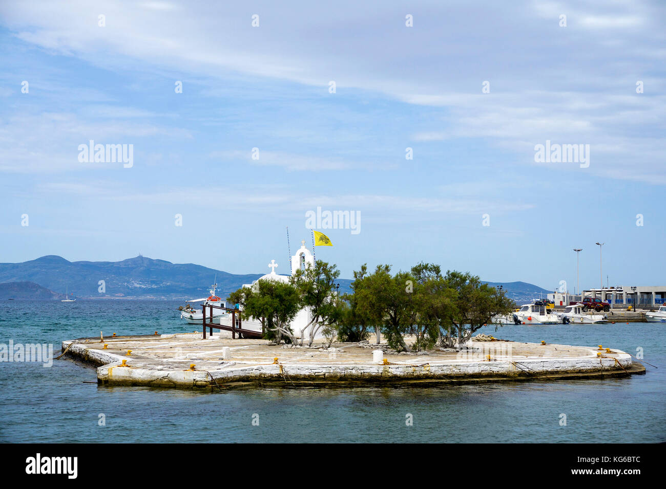Kleine Insel mit Kapelle am Hafen von Naxos, Insel Naxos, Kykladen, Ägäis, Griechenland Stockfoto
