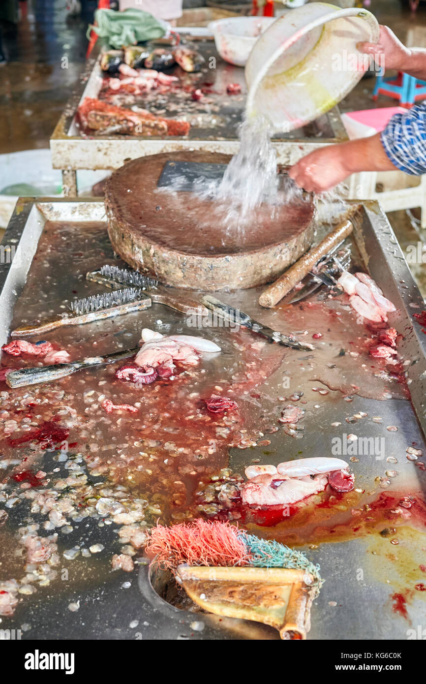 Reinigung ausweiden Fisch Tabelle am lokalen Markt in China, selektive konzentrieren. Stockfoto