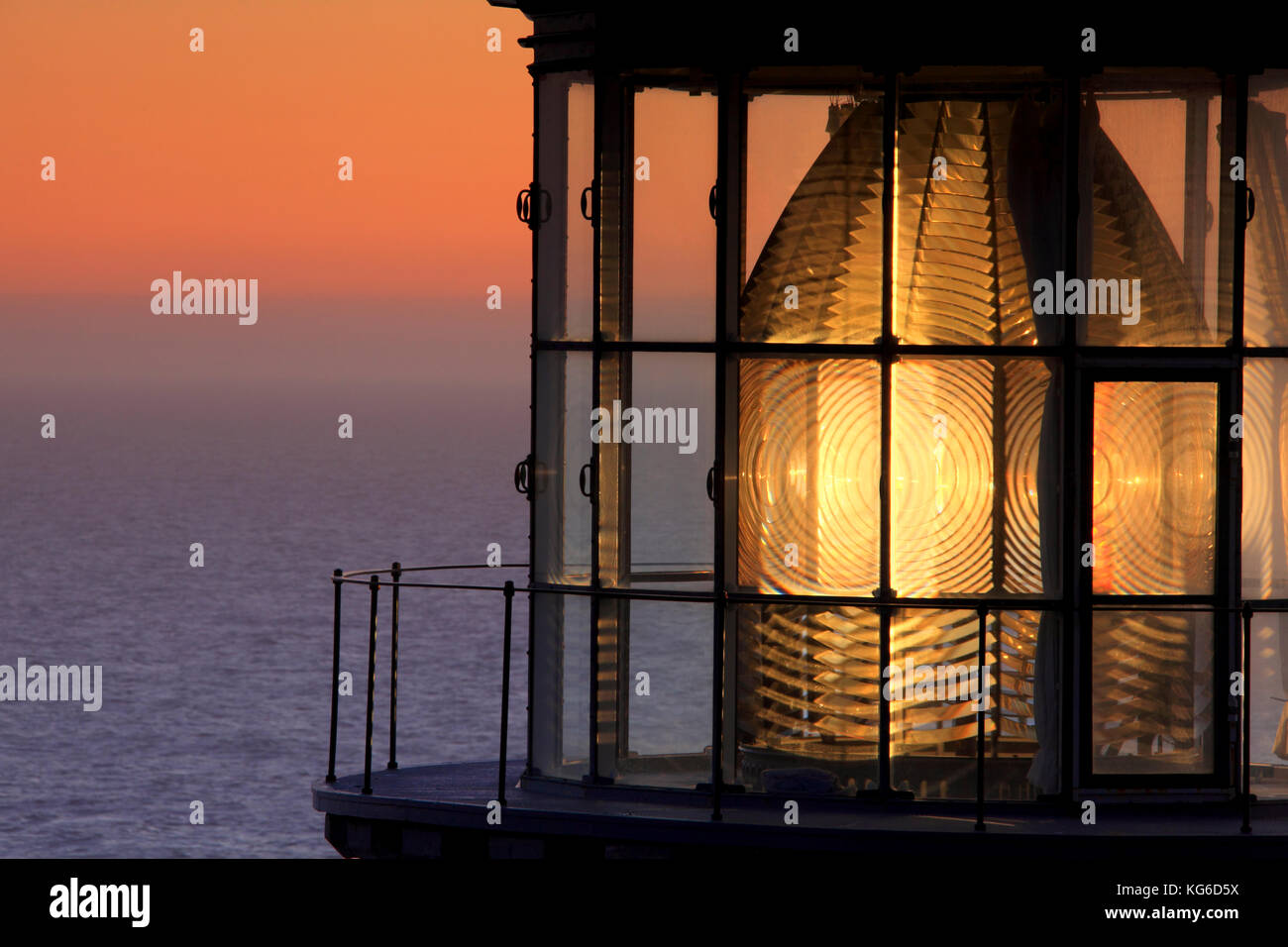 Foto von Heceta Head Lighthouse, Nahaufnahme, Ansicht von Fresnel Linse und leichte Kammer mit lightkeeper Suche Galerie Plattform Stockfoto