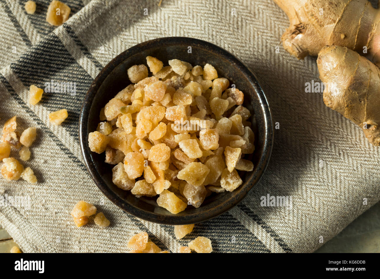 Süßen Bio crystallized Ginger candy in eine Schüssel geben. Stockfoto