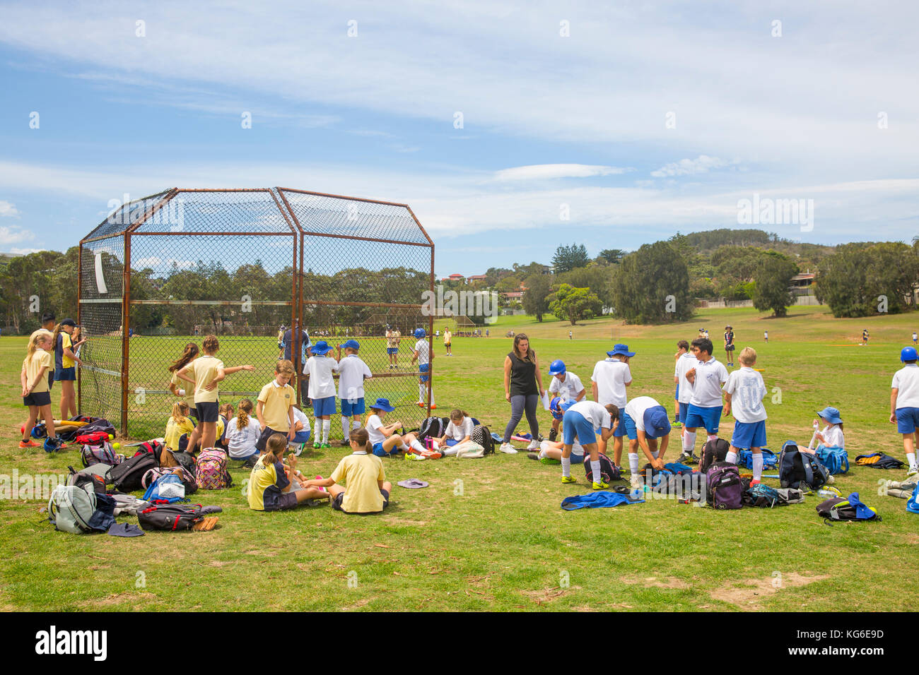 Australische Schulmädchen-Softballspiel-Match in Sydney, Australien, mit Teams, die Schulsportuniform tragen Stockfoto