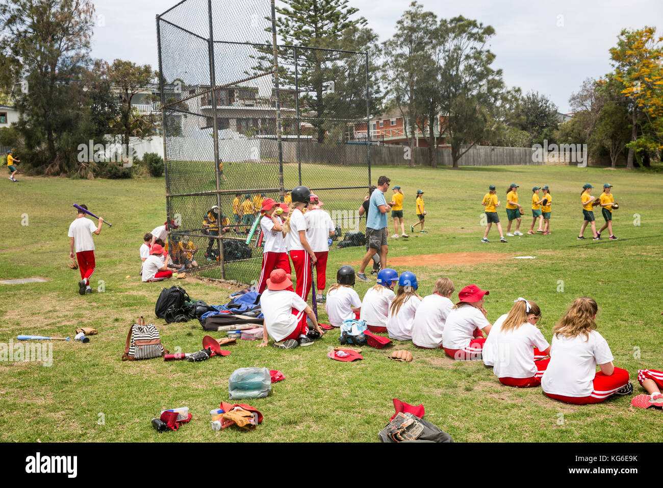 Australische Schulmädchen Team Softball Sport Spiel in Sydney, Australien Stockfoto