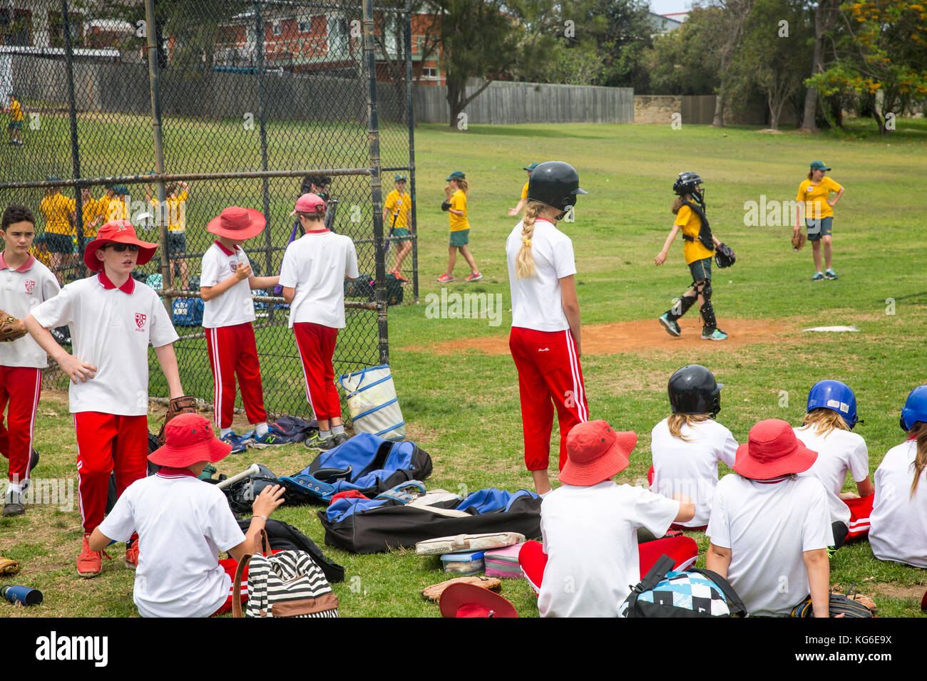 Australische Schulmädchen-Softballspiel-Match in Sydney, Australien, mit Schülern, die Schulsportuniform tragen Stockfoto