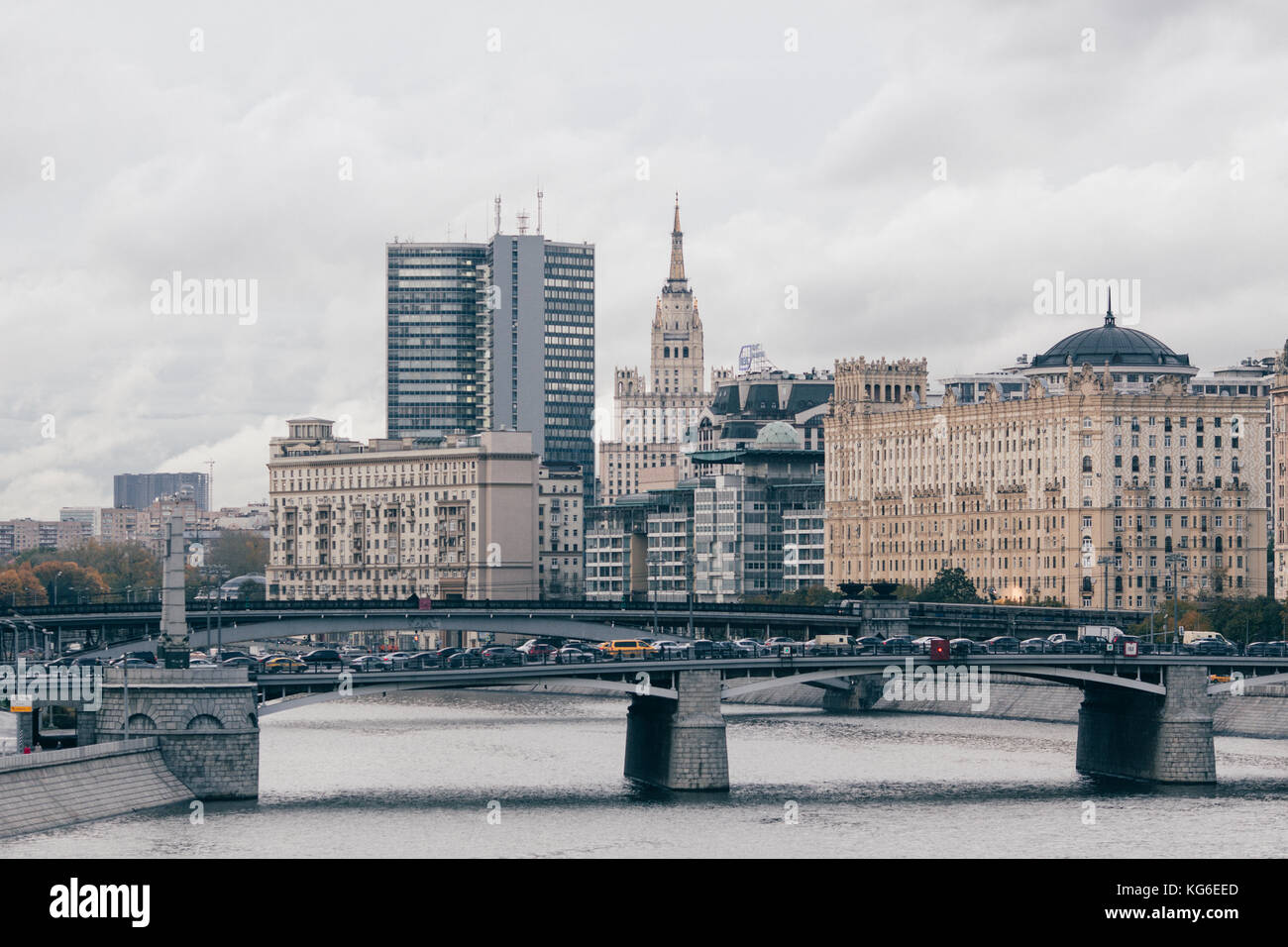 Russland, Moskau, 13. Oktober 2017: Stadtbild der Stadt. Sommer. editorial Bild. retro style Bild mit grellen Glanz von Licht Stockfoto