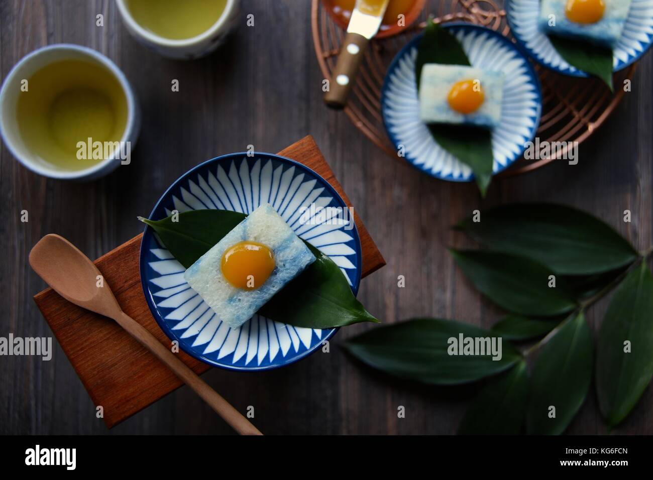 Pulut tai Tai oder Pulut tekan, die peranakan blaue und weiße Klebreis ...