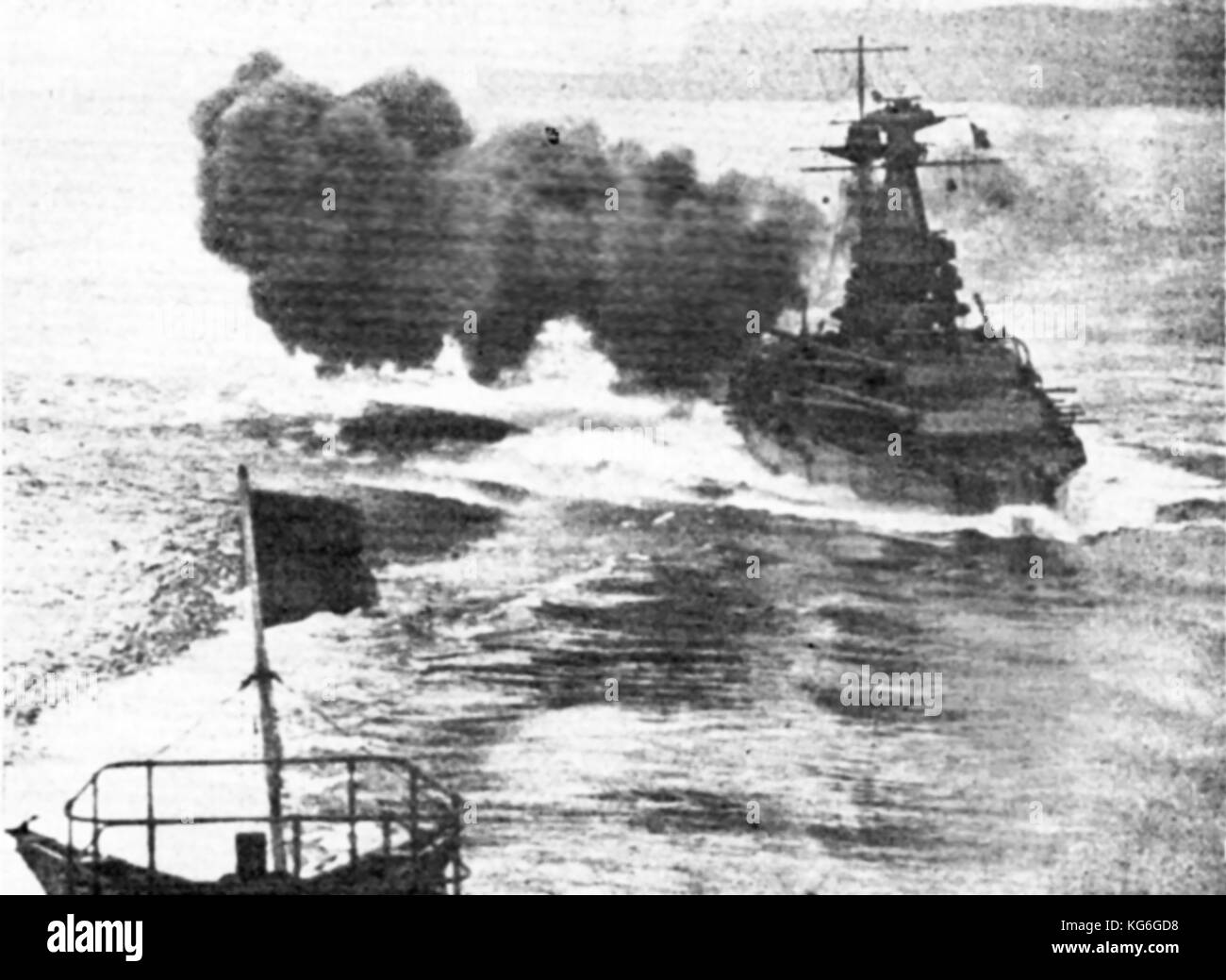1916 Das britische Kriegsschiff "Royal Sovereign" (Gestartet 1915) feuern eine Salve von 15 cm Geschütze. (Rache Klasse) - (R-Klasse) Stockfoto