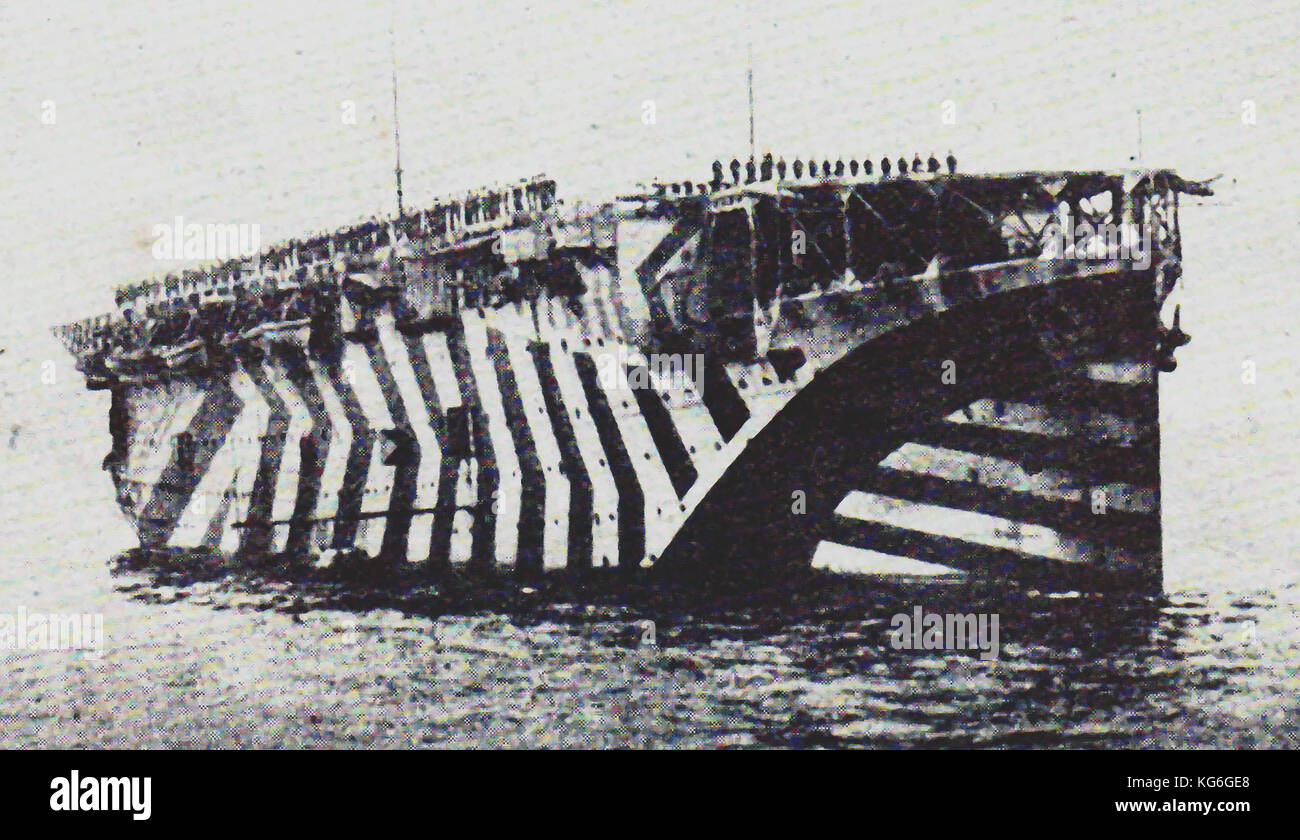 1919 - HMS ARGUS ein Flugzeug Schiff (Flugzeugträger) unter dazzle Camouflage nur nach dem Ersten Weltkrieg, die Sie von einem Ozean Passagierschiff mit voller Länge Flight Deck umgebaut wurde. festhalten. Als Ausbildungsschiff nach dem Zweiten Weltkrieg diente. 1947 verschrottet Stockfoto