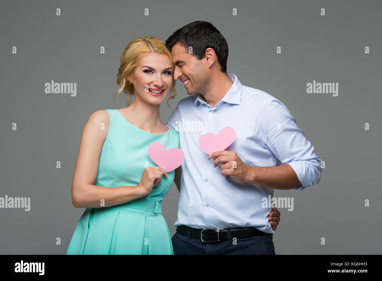 Schöne Paar hält rosa Herzen Stockfoto