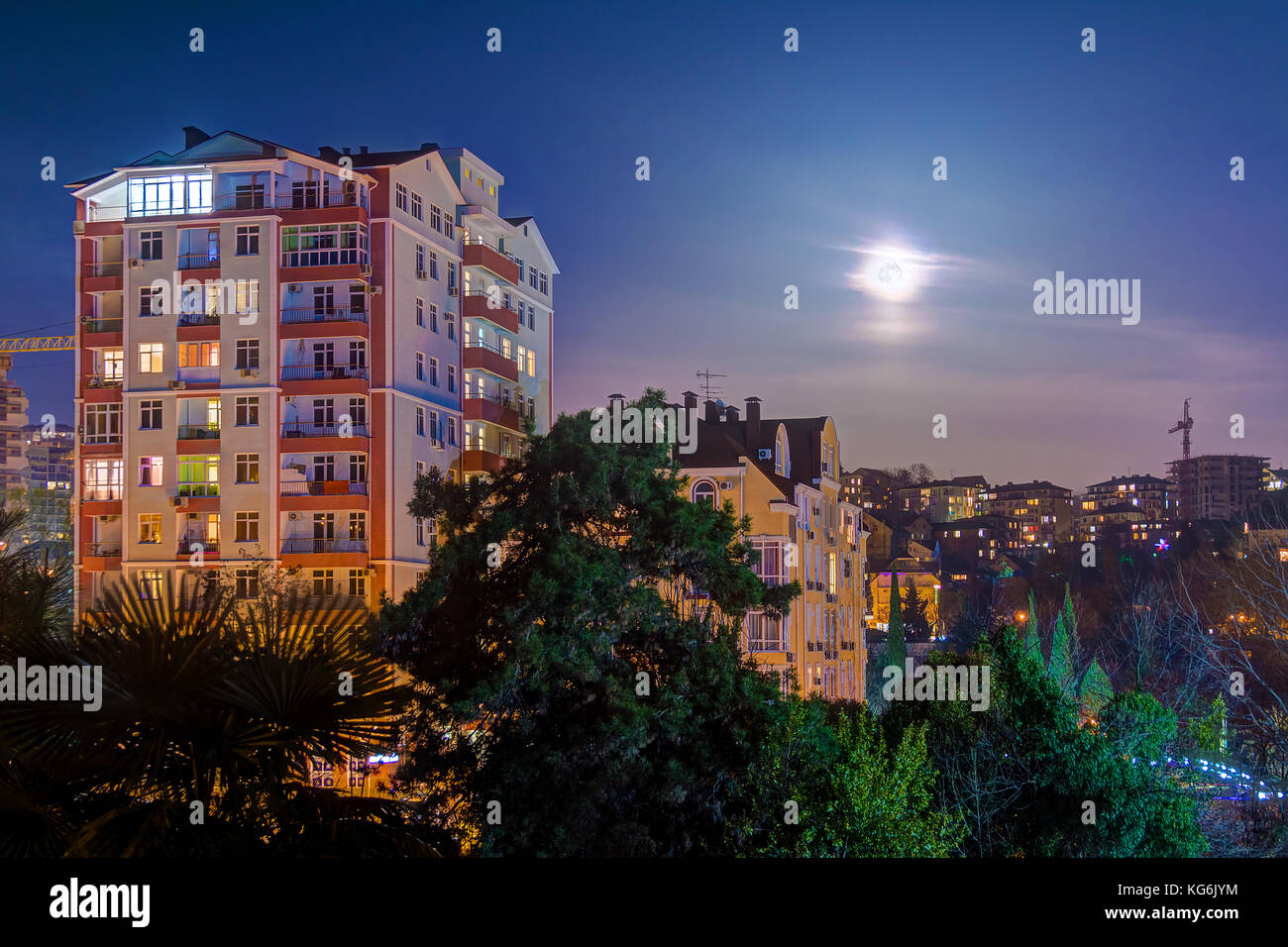 Anzeigen von Apartment Gebäuden und Bäumen auf dem Hintergrund der klaren Himmel bei fool Moon, Sochi, Russland Stockfoto