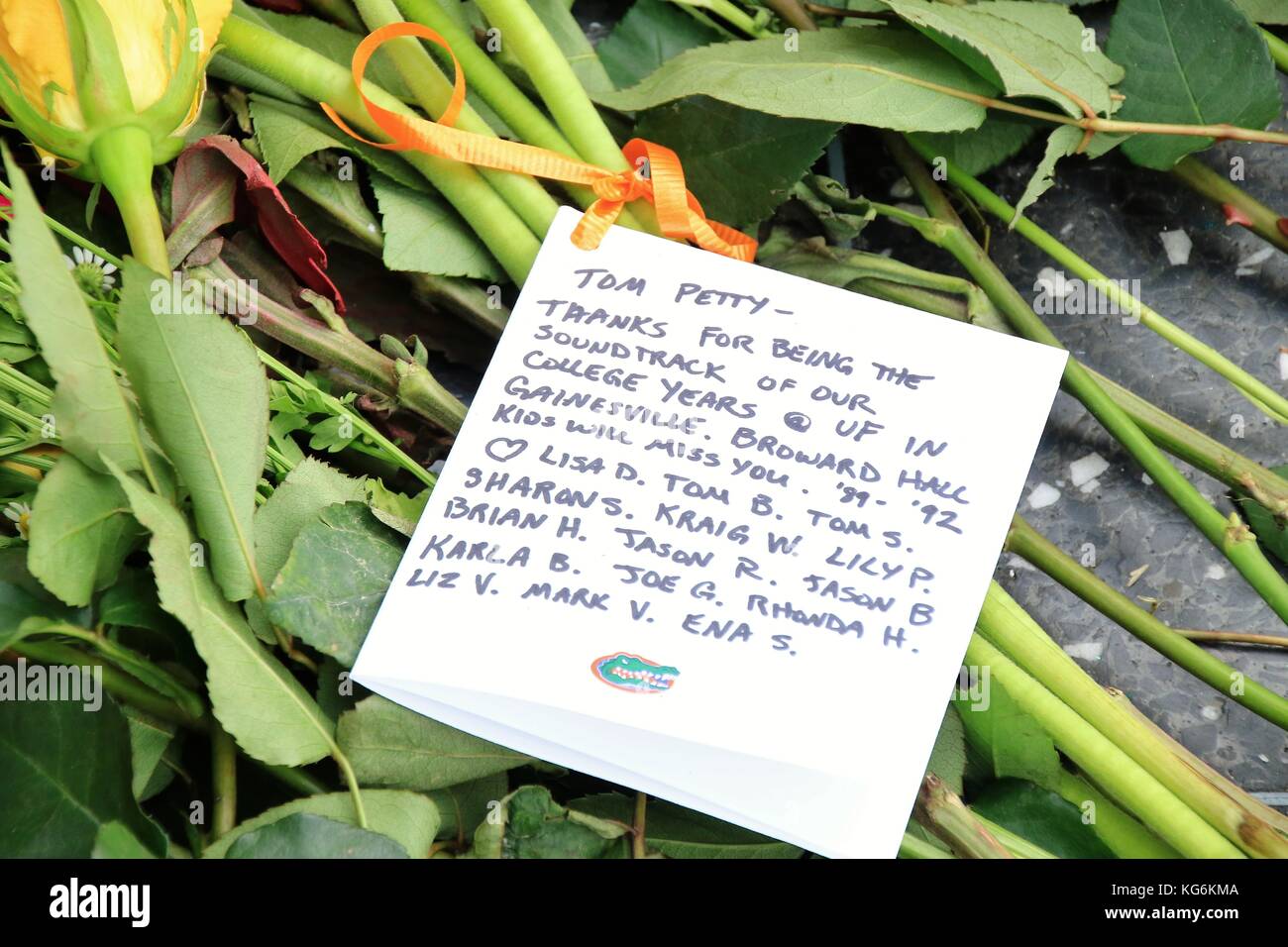 Fans würdigten den Star des Musikers Tom Petty auf dem Hollywood Walk of Fame nach seinem Tod im Alter von 66 Jahren. Mit: Tom Petty Star, wo: Hollywood, Kalifornien, Vereinigte Staaten Wann: 03 Okt 2017 Credit: WENN.com Stockfoto