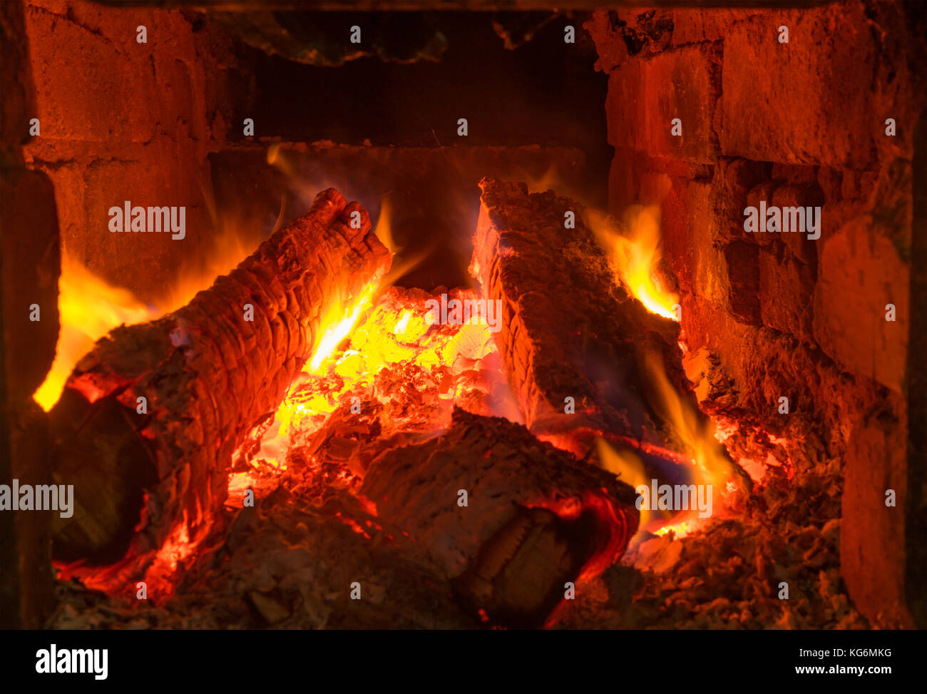 Protokolle brennen in der alten bäuerlichen Mauerwerk Backofen in der Ukraine Stockfoto
