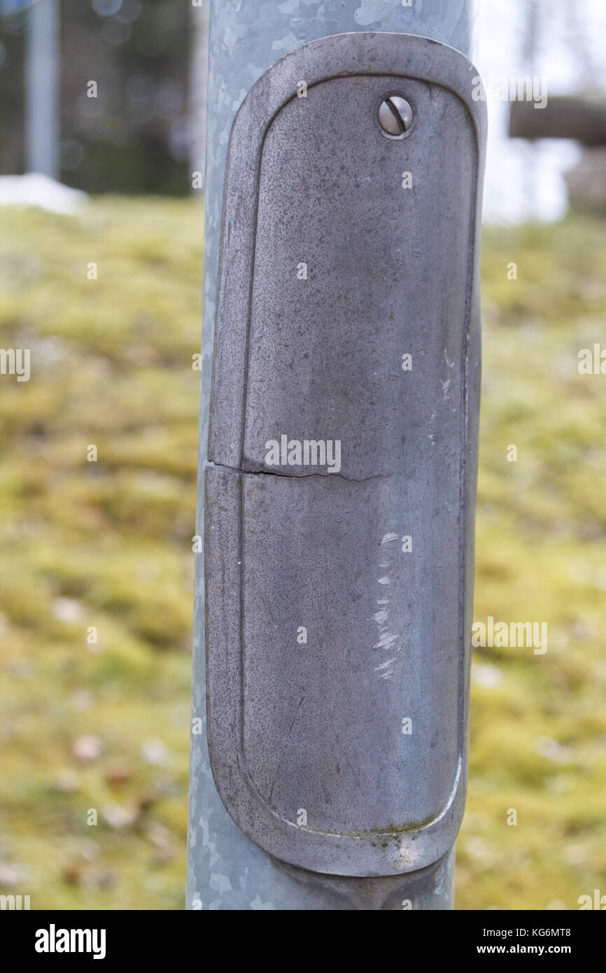 Durch Vandalismus zerstörte Masttür Straßenbeleuchtungsmast Stockfoto