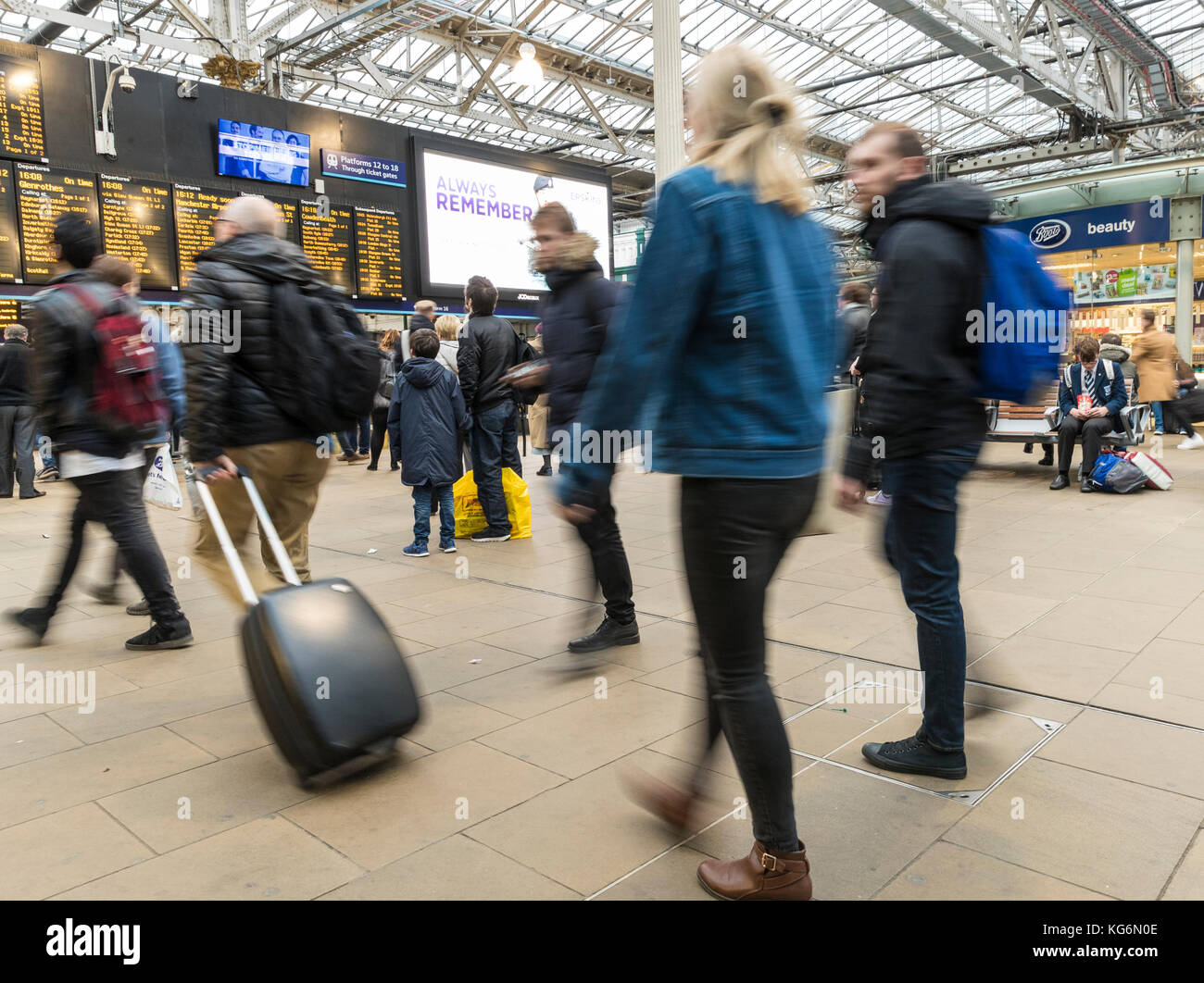 Pendler rush für ihre Bahn während der Rush Hour auf der Bahnhof Edinburgh Waverley. Stockfoto