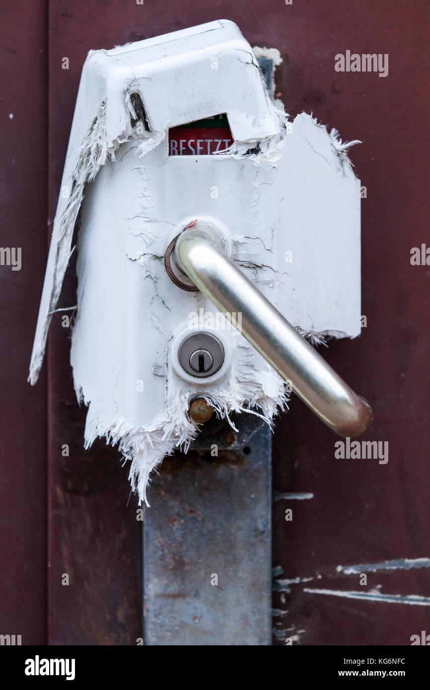 zerstörte Tür Zugang öffentliche Toilettenanlage Stockfoto