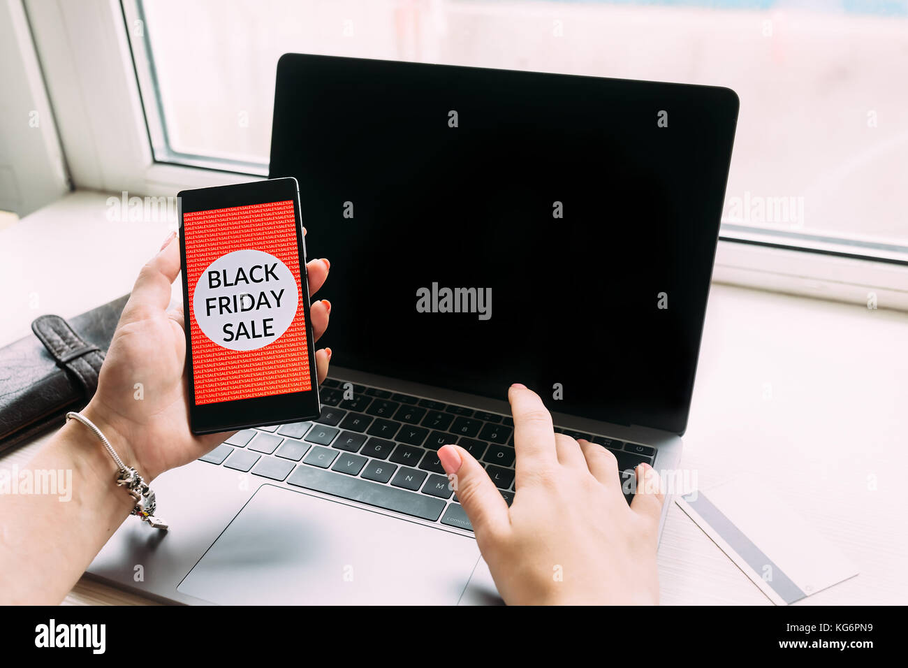 Close-up Ansicht von oben in die Hände einer Frau mit schwarzen Freitag bietet auf Handy. Online shopping Konzept. Stockfoto