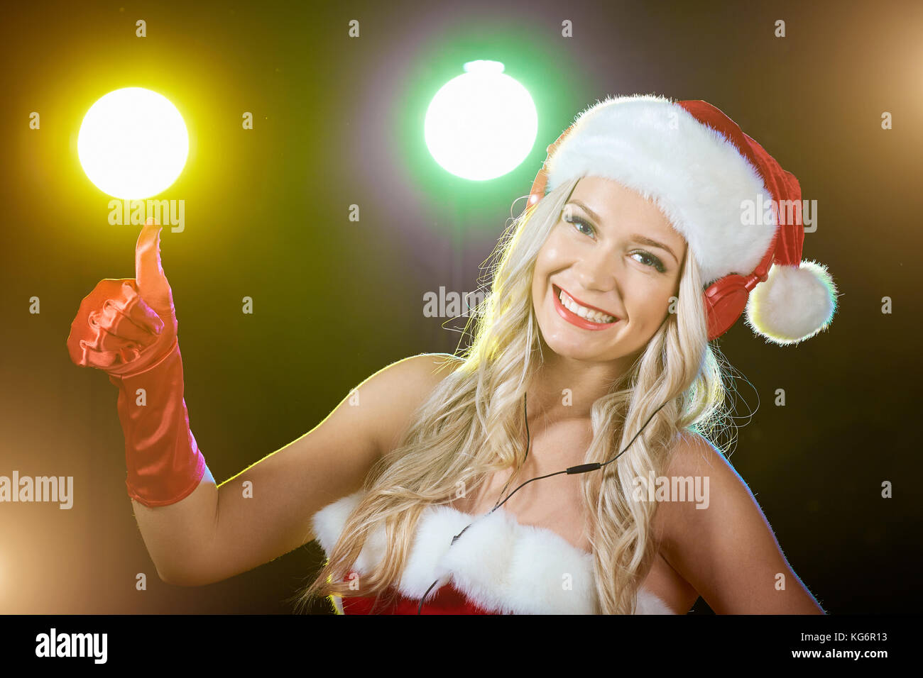 Dj Mädchen in santa claus Kostüm für Weihnachten Stockfoto